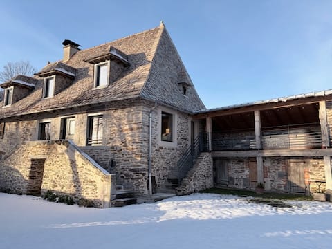 8-person cottage with hot tub near Aurillac