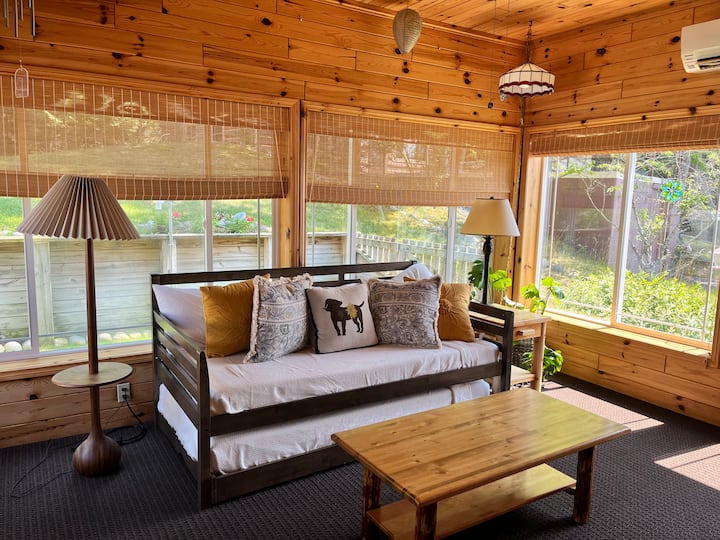 בחדר השינה הזה יש שתי מיטות יחיד או מיטת קינג סייז אחת