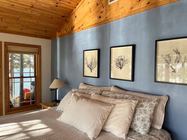 חדר השינה הראשי מציע מיטת קינג סייז, מקלחת אדים ונוף פנורמי של לונגלייק עם חלונות משני הצדדים ודלתות צרפתיות שנפתחות למיני פטיו.