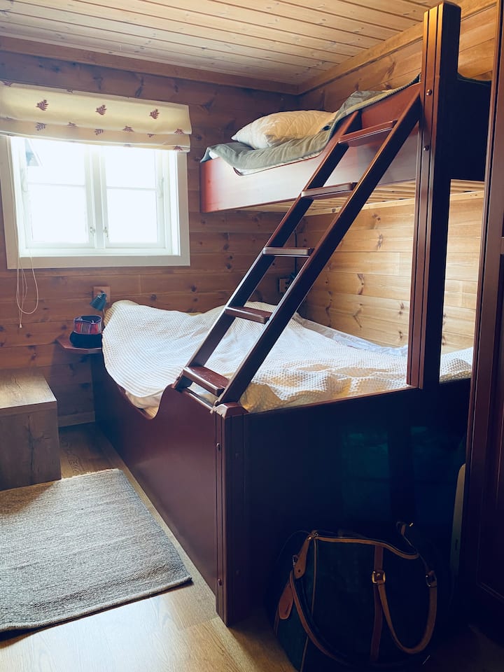 Veliki donji krevet od 150 cm. Overkøyen je 80 cm. Ovdje možete stajati uz jutarnje sunce.