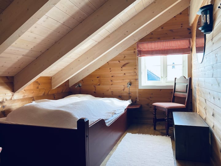 Krevet je veličine 150 cm. Polica za torbu i prostor za odjeću. Ormar je pun dva dodatna kompleta popluna i jastuka.