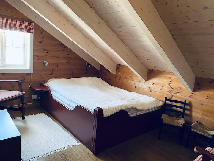 Krevet od 150 cm. Prostor za odlaganje torbi i odjeće. 