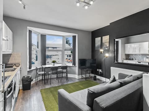 Popular Airbnb listing: Glorious 2 - bed Flat with Free Parking in Edgbaston