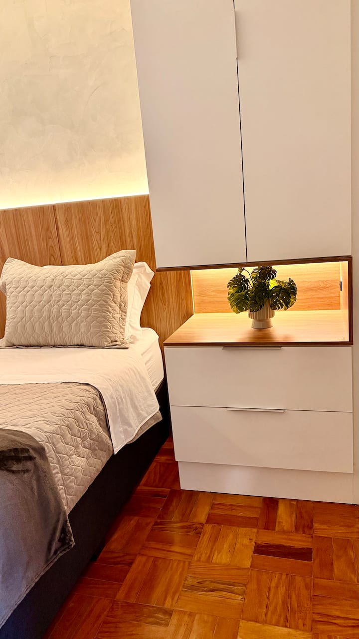 舒适的房间，配备单人床，可以合二为一，形成一张单人床，旨在为您的住宿提供舒适和宁静。 它有温暖的间接照明，这让氛围更加温馨。