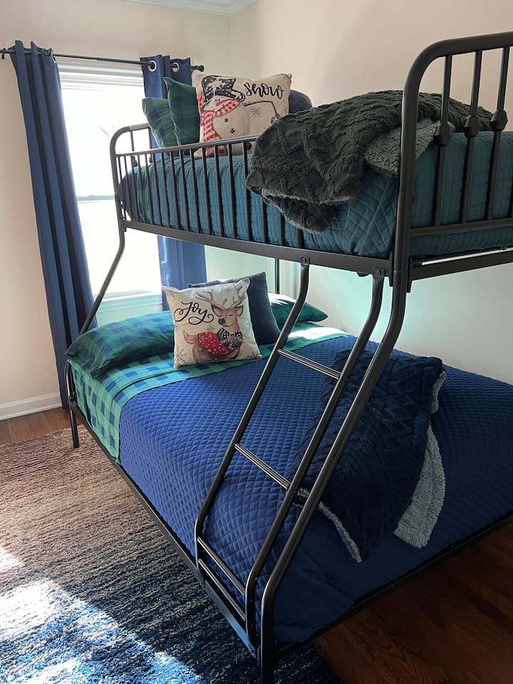 Удобно место каде што децата можат да спијат со забавен декор на ѕидовите, игри и книги. Или, дополнителен кревет со целосна големина на дното за едно од возрасните во вашата забава! Кој и да ја добие оваа соба, ќе спие удобно во меките чаршафи. 