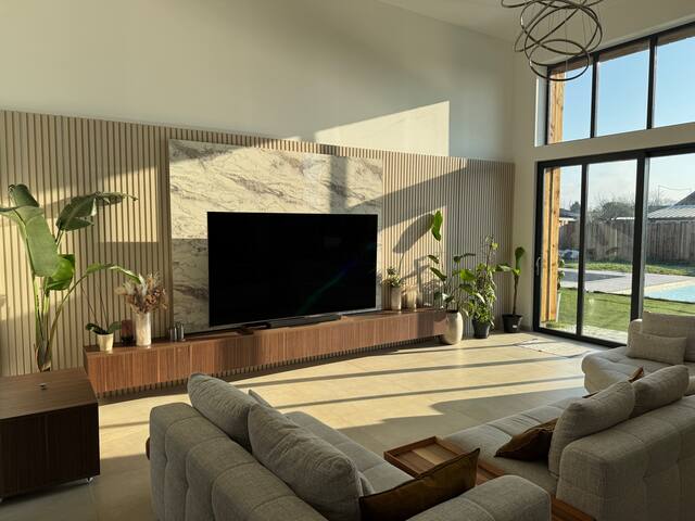 Villa lumineuse avec piscine privée 15 de bordeaux gallery image 3