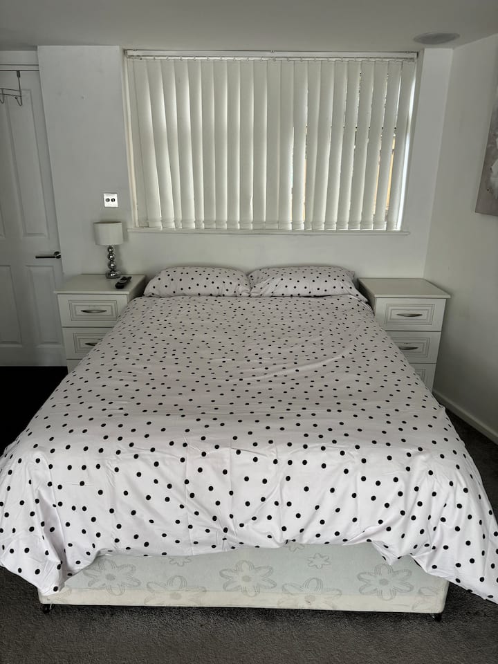 Tweepersoonsbed inclusief al het beddengoed. 