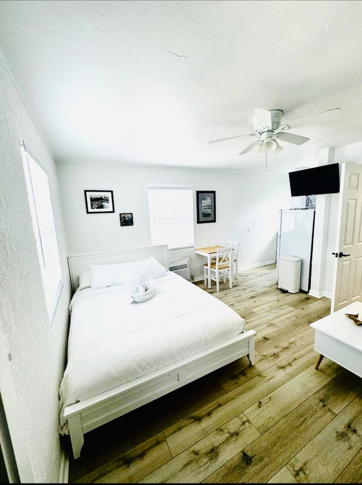 Private Studio W/ Backyard | Near Beach + Kitchen - West Palm Beach, FL