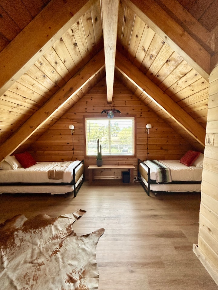 Área de loft con cuatro camas individuales. Estas no son solo camas individuales de baja calidad que los anfitriones a veces compran pensando que es solo para niños y niños no sabrán la diferencia. Estas son camas individuales de espuma viscoelástica increíblemente cómodas.

VIVE. LOFT. AMOR.