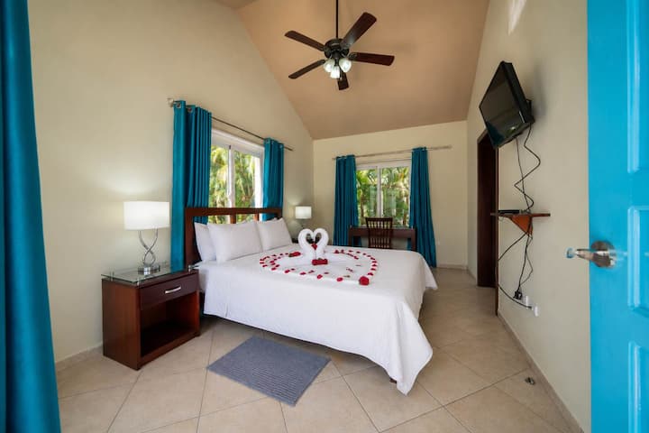 Suíte — cama king, ventilador de teto