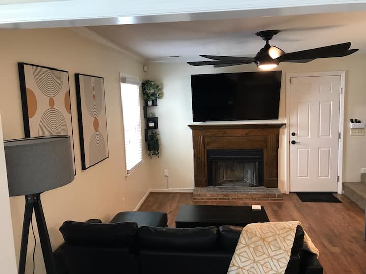 Gold Cottage: King Bed+workspace | Near Downtown - Columbia, SC