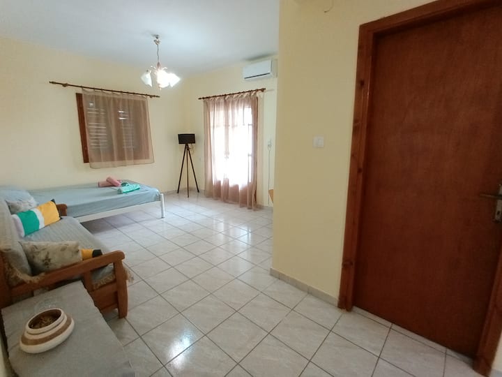 dnevni boravak s kaučem i bračnim krevetom 