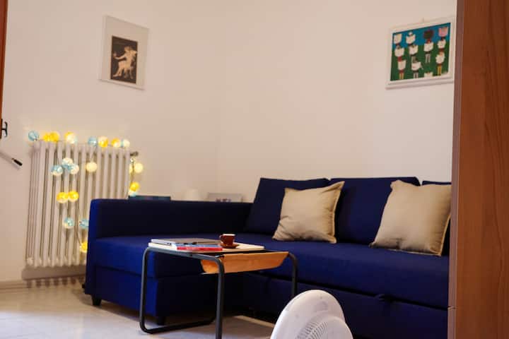 The living area has a big closet and a sofa bed.Outside the balcony off the living room is a garden full of orange trees.Bathe in the balcony, read a book, drink coffee, and be happy☀️