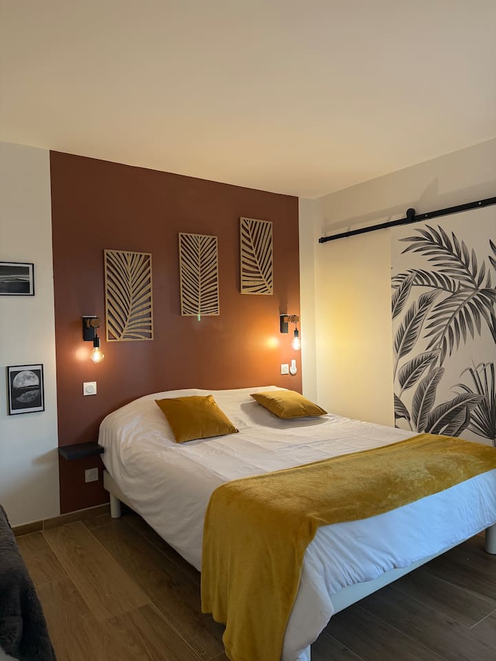 Táto izba má pripojenú šatňu a kúpeľňu s toaletou. 