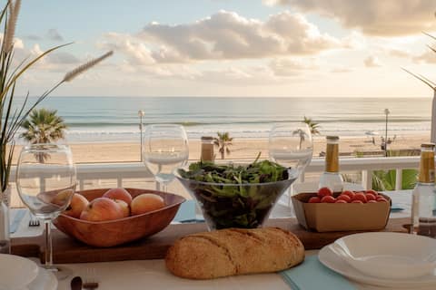 Views, private parking, lift and air cond.