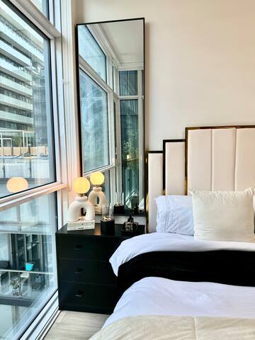 Luxury DT Toronto Core Condo | 2 Bedroom + 2 Bath gallery image 3