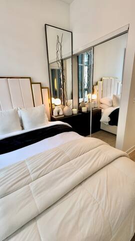 Luxury DT Toronto Core Condo | 2 Bedroom + 2 Bath gallery image 4