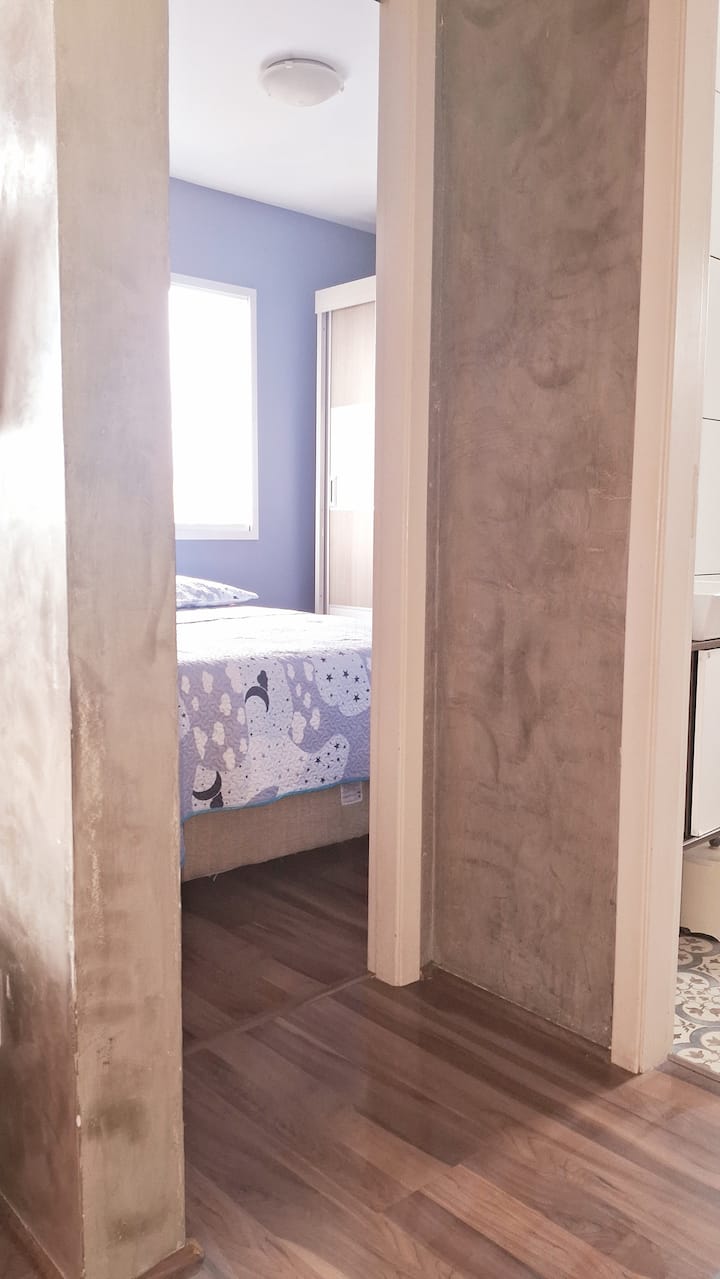 الغرفة 1، تقع على يسار الشقة.