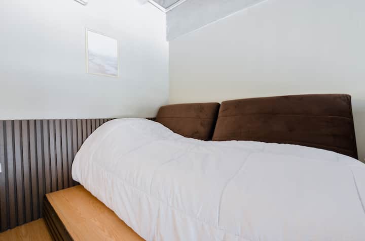 พื้นที่อบอุ่นบนชั้น 2 พร้อมเก้าอี้นวมที่เปลี่ยนเป็นเตียงเดี่ยวได้ เหมาะสำหรับความสะดวกสบายและพื้นที่พิเศษระหว่างการเข้าพักของคุณ