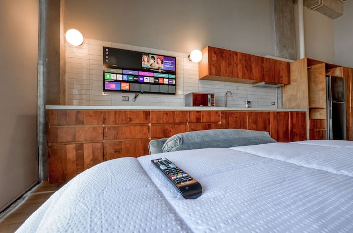 เตียงคู่พร้อมเครื่องปรับอากาศในห้อง สมาร์ททีวี ผ้าม่านบล็อกแสง และวิวที่ยอดเยี่ยมให้เพลิดเพลินระหว่างการเข้าพัก