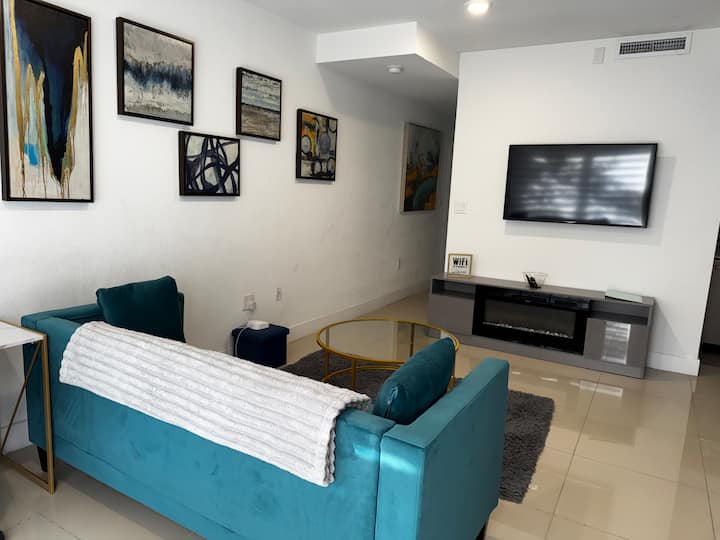 3 Story South Miami House W/balcony & Free Parking - Homestead, FL