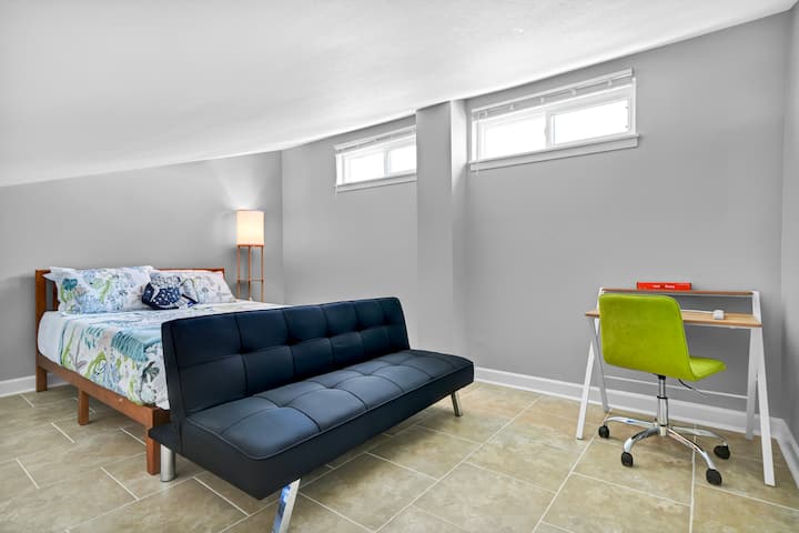 شقة علوية ملحقة بغرفة النوم الثانية. 