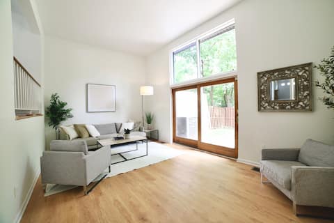 Great location! Walk to Crown. Near rio, metro