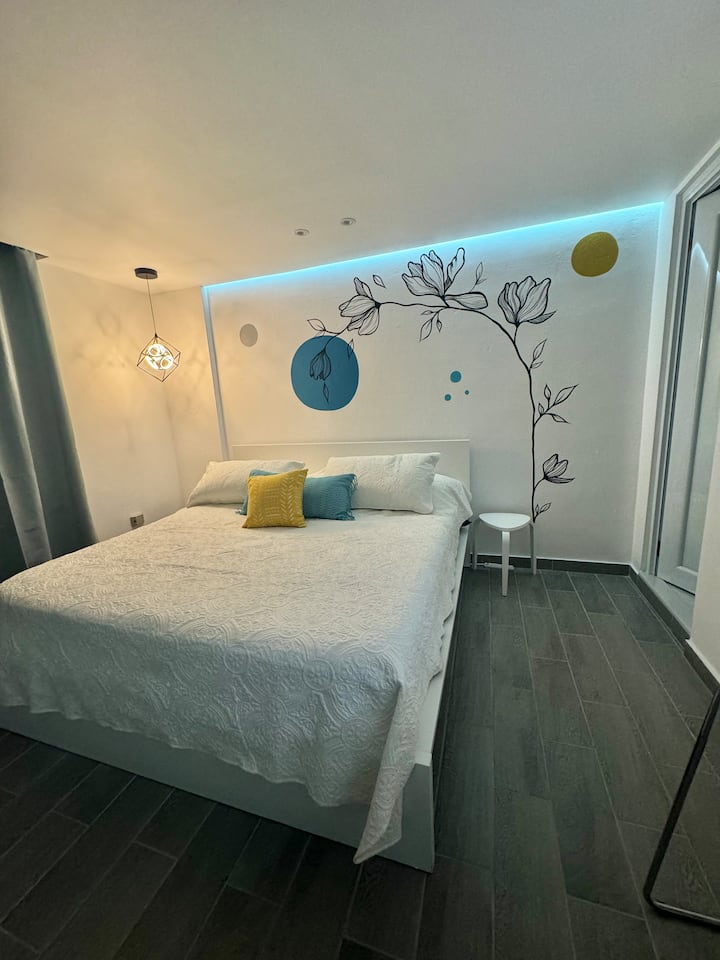 Studio jonë ka një krevat dopio "King".