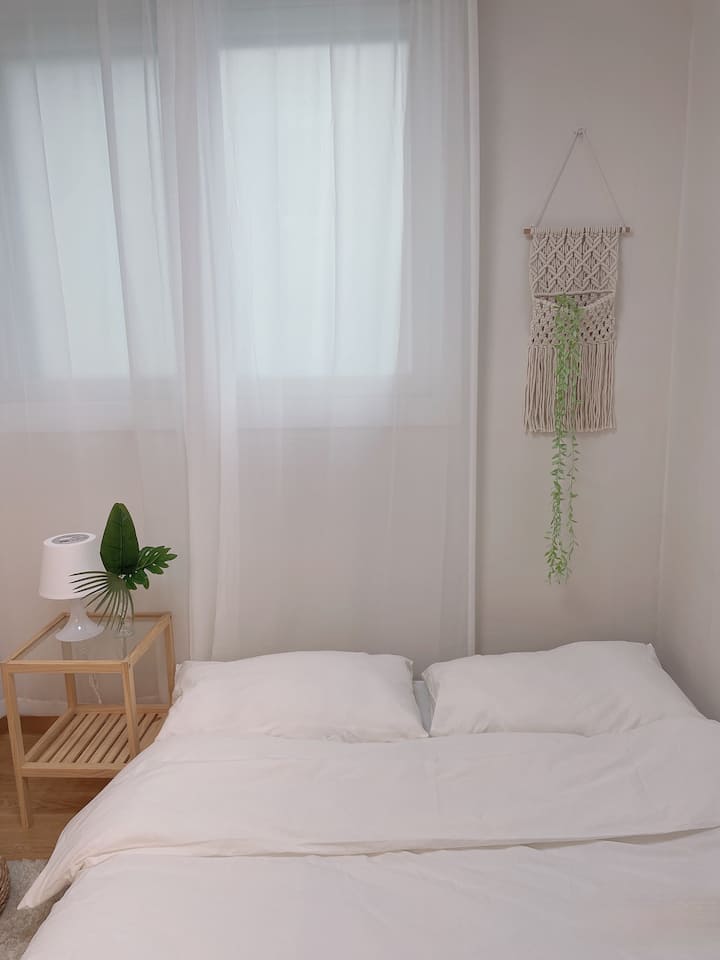 Queen bed and neatly arranged bedding