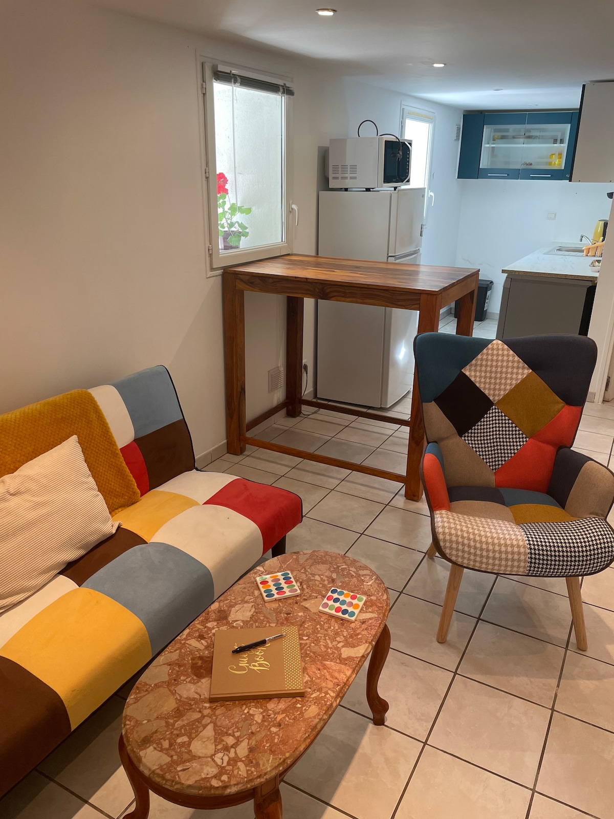 سرير أريكة في الصالة مناسب لشخص واحد.  إنه كبير ولكن ليس بطول كامل، لذا فهو مناسب فقط لشخص يقل طوله عن 168 سم.