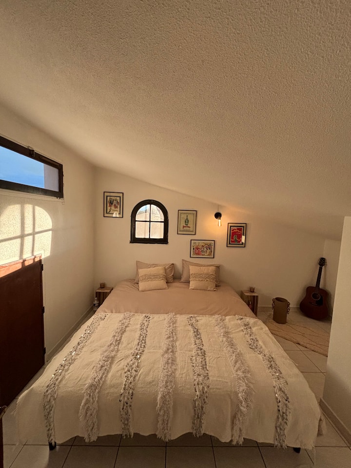 Spálňa na poschodí s klimatizáciou, veľmi dobre osvetlená.