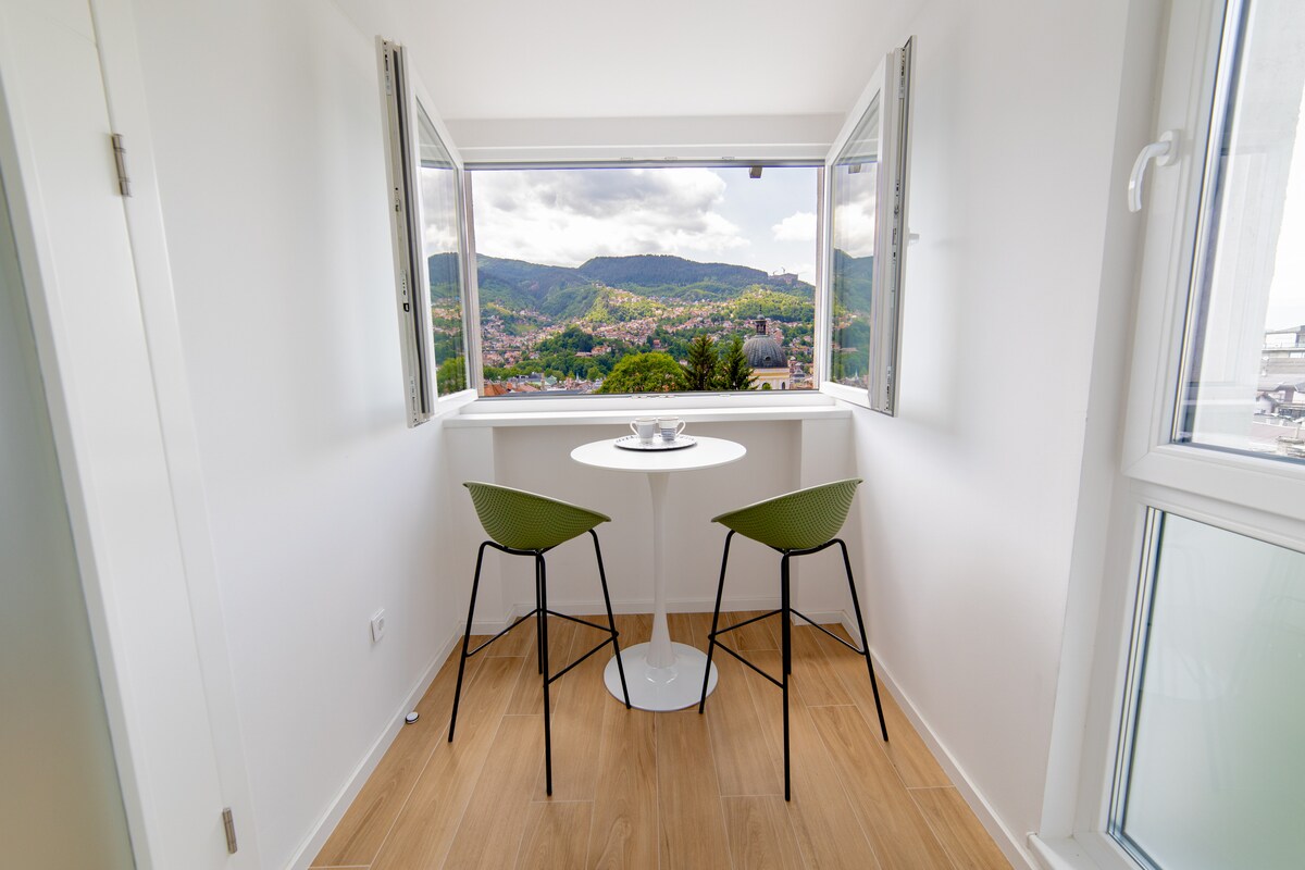 Old Town Heaven 3-bedroom apartment with balcony