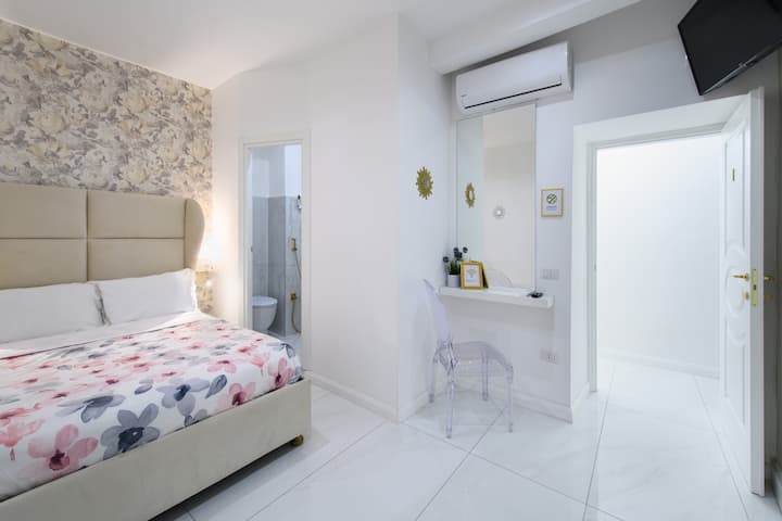 ประกอบด้วยเตียงคู่เครื่องปรับอากาศและห้องน้ำในตัวพร้อมเฟอร์นิเจอร์ที่ตกแต่งเสร็จแล้วและหรูหรา