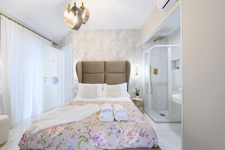 เตียงคู่เครื่องปรับอากาศห้องน้ำในตัวพร้อมฝักบัวและอ่างล้างหน้าและทีวี 