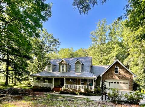 Farmhouse Retreat With Creek