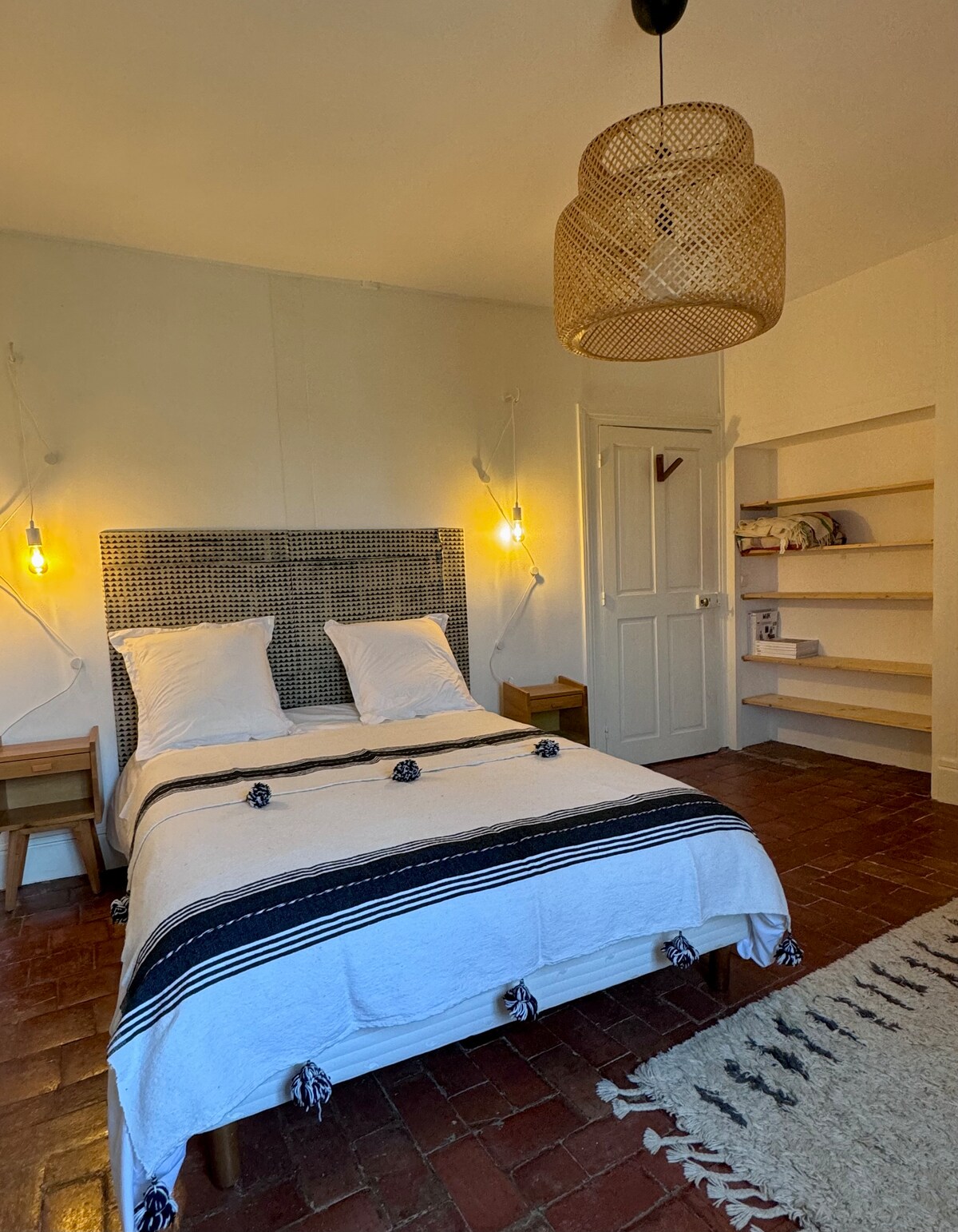 غرفة نوم مزدوجة تقع في الطابق الثاني 