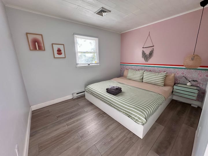 Kingsize bed met tv - nieuw toegevoegd in de zomer van 2025 - en VERSTELBARE basis. 