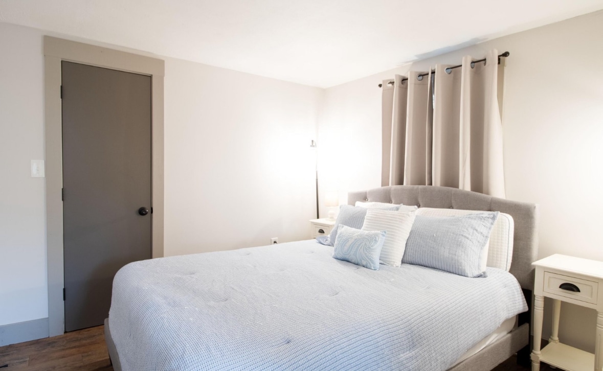 Spálňa na poschodí vedľa jedálenského priestoru. Obsahuje nový matrac s pamäťovou penou a rám postele, novú posteľnú bielizeň, zatemňovacie závesy, skriňu a odkladacie stolíky. 