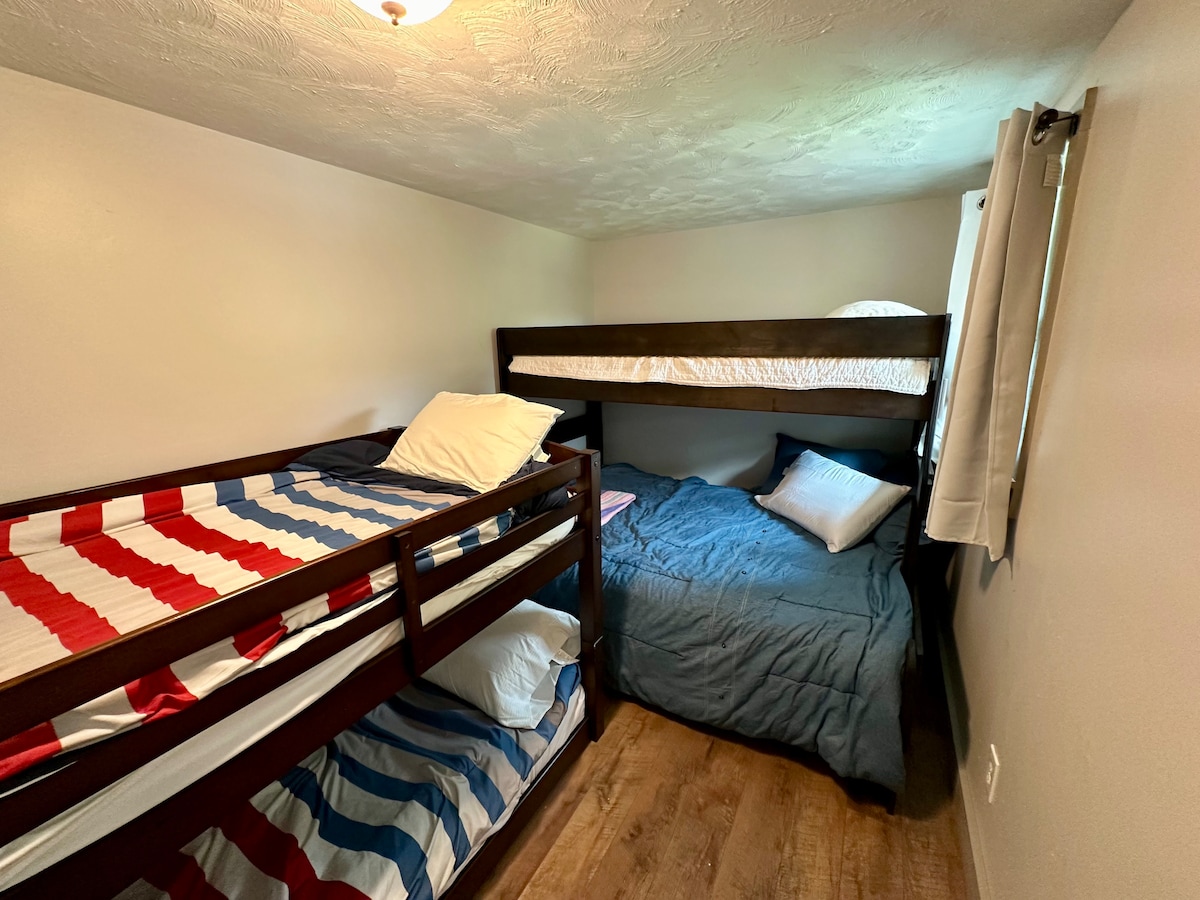 Poschodová izba vedľa detskej izby. Twin-over-twin je nízko nad zemou a vhodný pre mladšie deti. Ďalšia poschodová posteľ je twin-over-queen. 