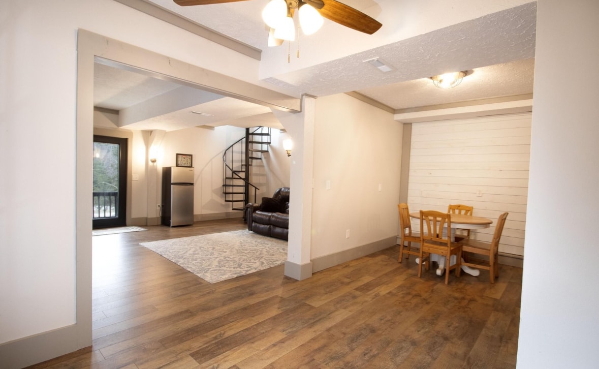 Dodatočné sedenie a herný stôl ideálny na nočné kartové hry. 