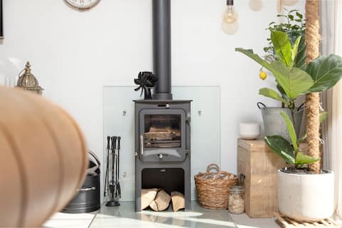 Cosy Dog Friendly Retreat with Log Burner