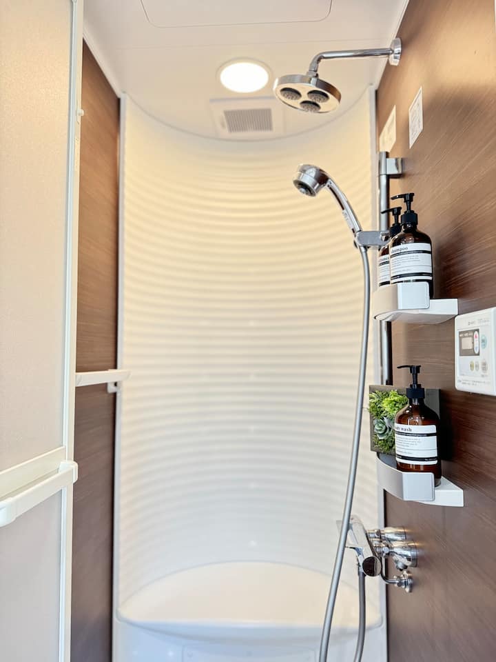 シャワールーム（バスタブはありません）