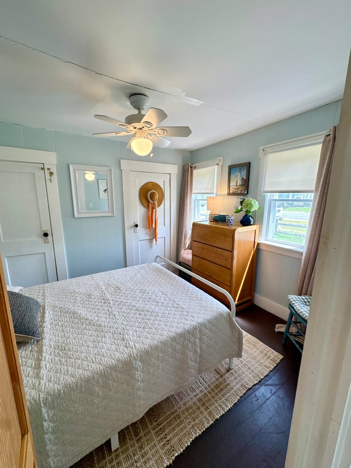 חדר השינה השני מחוץ לחדר השינה הגדול יותר כולל מיטה בגודל מלא