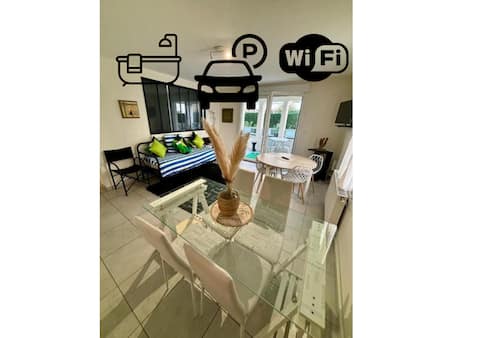 3 bedrooms, tram, parking!