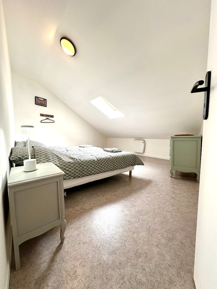 Habitación «luminosa» con 2 camas individuales 90x190, mesitas de noche, perchas y cómoda