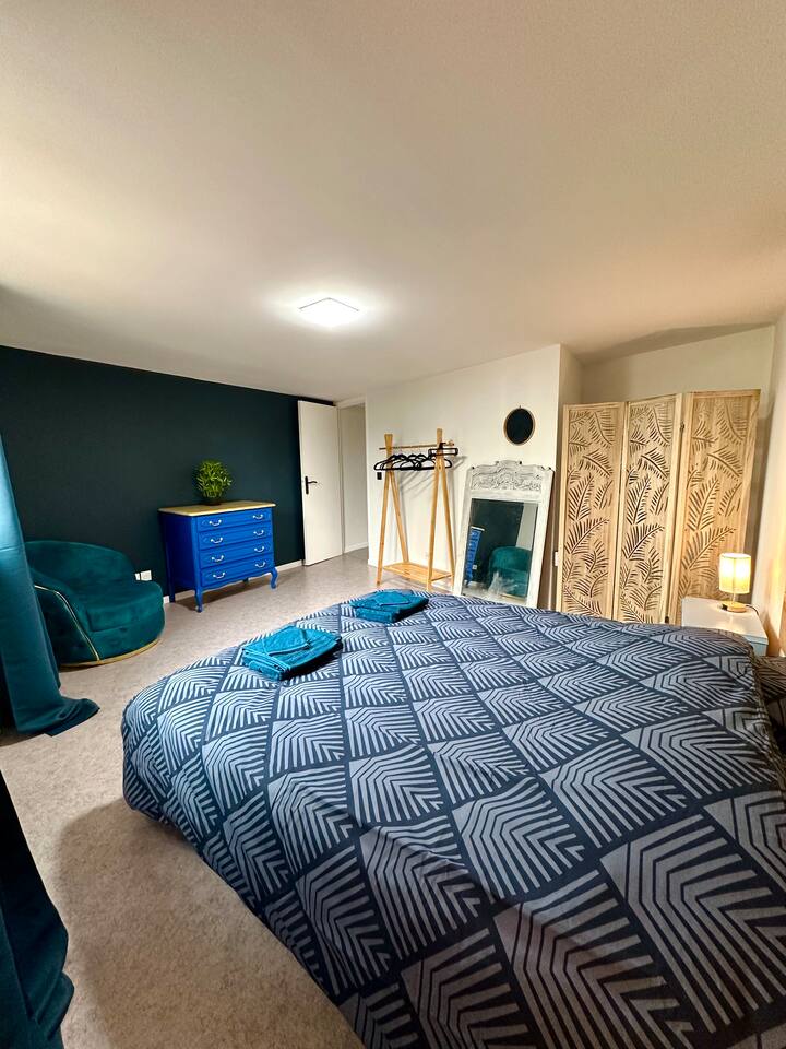 Habitación «azul» con su cómoda, perchas y sillón 