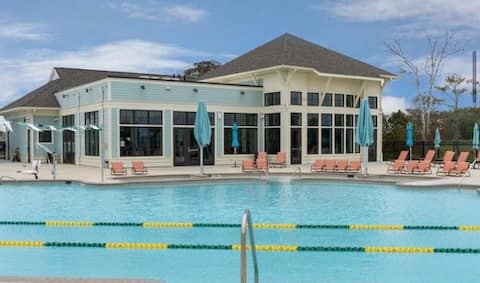 Dog friendly+community pool+ gym+ kayak+ bayside