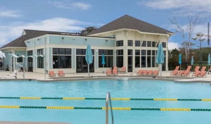 Dog friendly| community pool | gym| kayak| bayside