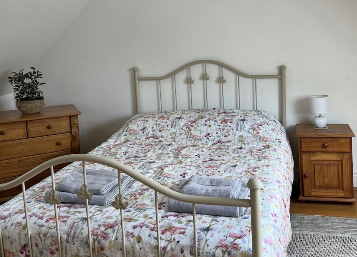 Dvokrevetna soba na gornjem katu s pogledom na prednje dvorište i stražnji vrt. 