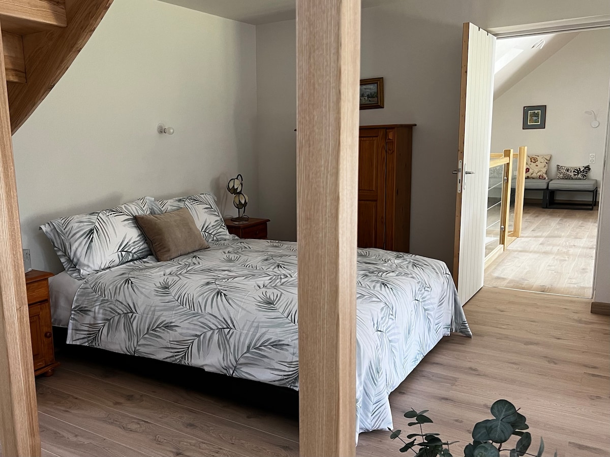 Spavaća soba 3 vodi do 3. tuš-kabine i stepenicama do stolnog tenisa i natrag do kuhinje. 